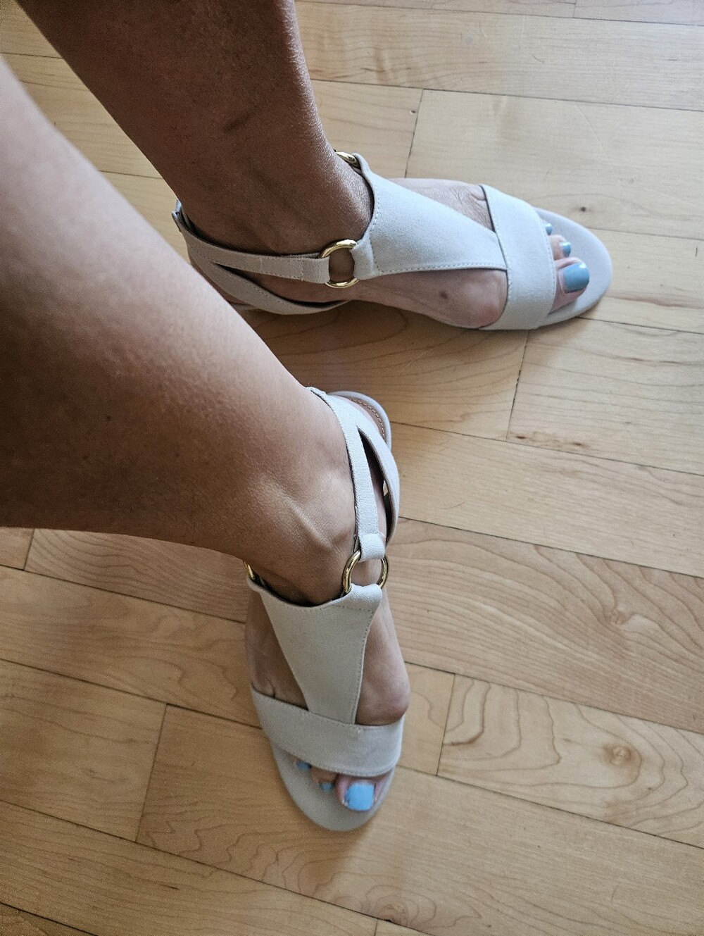 NWOT Aerosoles Light Beige T-Strap Sandals with Gold Accents - Picture 2 of 8